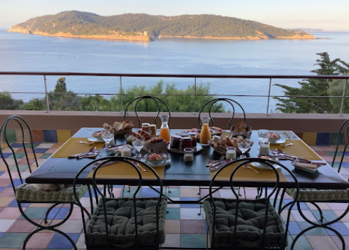 Petit dejeuner sur la terrasse de la villa mirabel